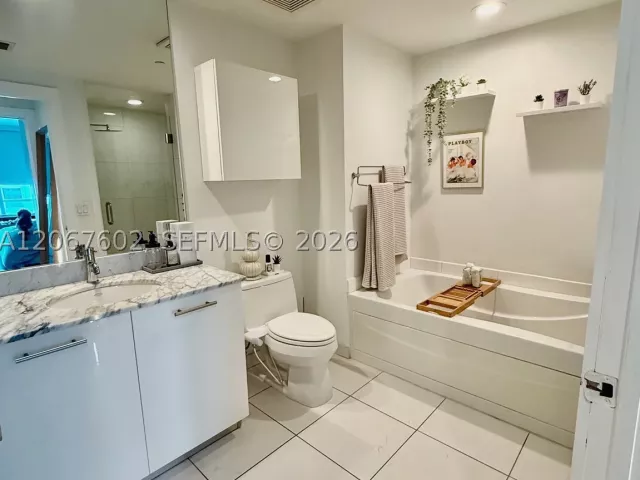 1-bedroom condo for rent in Miami - 500 Brickell Ave 2706 - MondialRealty