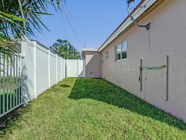 3-bedroom home for rent in Pompano Beach - 949 SE 10TH Court - MondialRealty