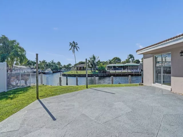 3-bedroom home for rent in Pompano Beach - 949 SE 10TH Court - MondialRealty