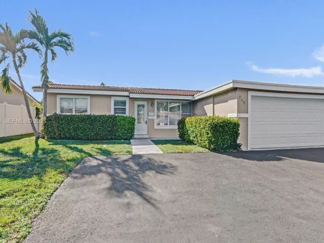 3-bedroom home for rent in Pompano Beach - 949 SE 10TH Court - MondialRealty