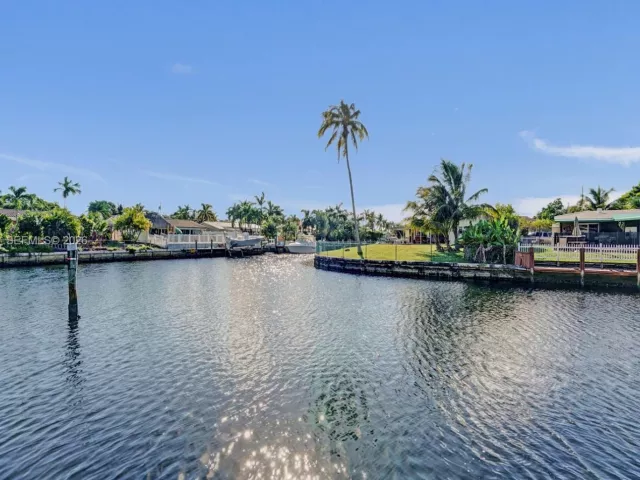 3-bedroom home for rent in Pompano Beach - 949 SE 10TH Court - MondialRealty