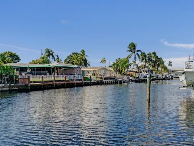 3-bedroom home for rent in Pompano Beach - 949 SE 10TH Court - MondialRealty