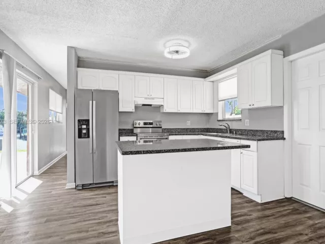 3-bedroom home for rent in Pompano Beach - 949 SE 10TH Court - MondialRealty