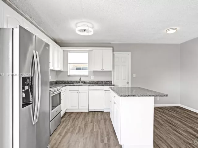3-bedroom home for rent in Pompano Beach - 949 SE 10TH Court - MondialRealty