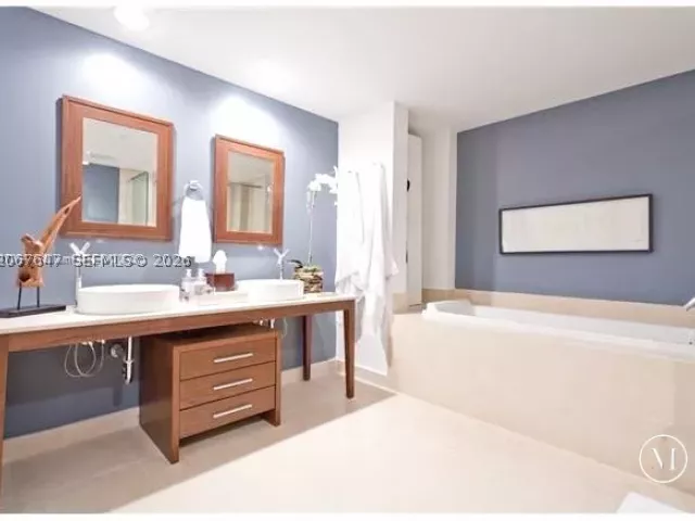 2-bedroom condo for sale in Miami - 495 Brickell Ave 5104 - MondialRealty
