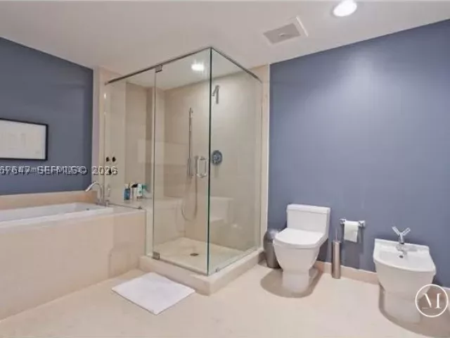 2-bedroom condo for sale in Miami - 495 Brickell Ave 5104 - MondialRealty