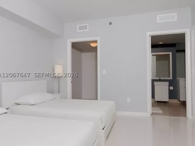 2-bedroom condo for sale in Miami - 495 Brickell Ave 5104 - MondialRealty
