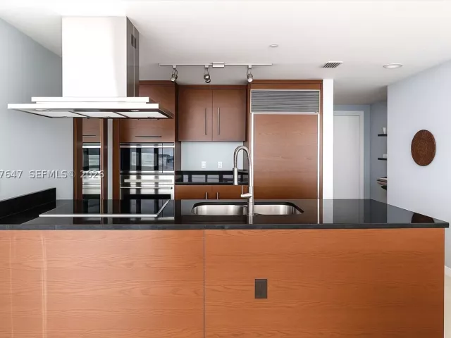 2-bedroom condo for sale in Miami - 495 Brickell Ave 5104 - MondialRealty