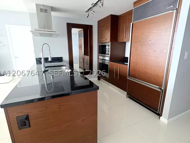2-bedroom condo for sale in Miami - 495 Brickell Ave 5104 - MondialRealty
