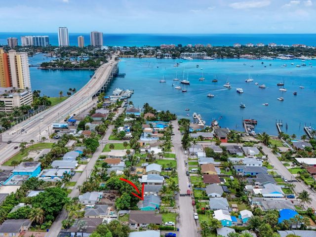 3-bedroom home for sale in Riviera Beach - 216 E 24th Street - MondialRealty