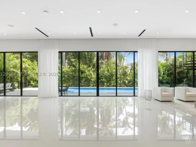 6-bedroom home for rent in Sunny Isles Beach - 299 190th St - MondialRealty