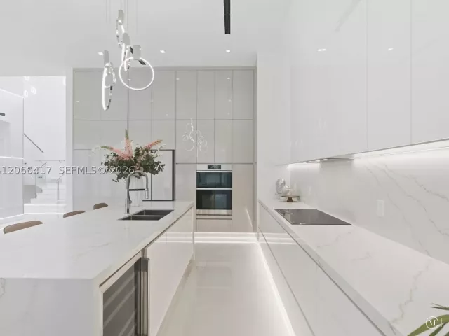 6-bedroom home for rent in Sunny Isles Beach - 299 190th St - MondialRealty