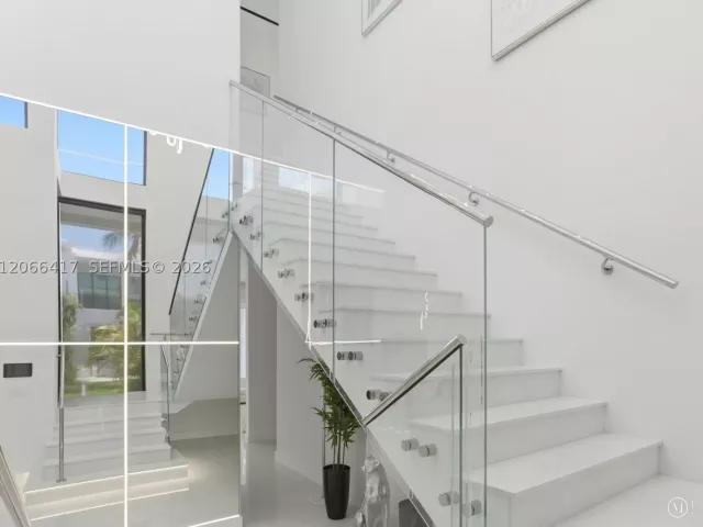 6-bedroom home for rent in Sunny Isles Beach - 299 190th St - MondialRealty