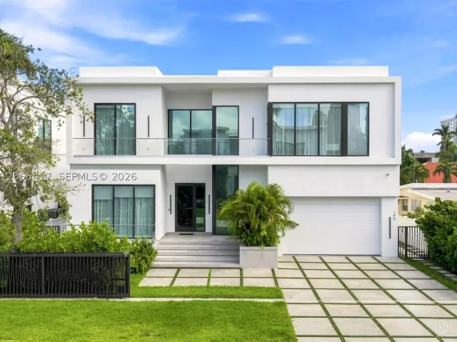 6-bedroom home for rent in Sunny Isles Beach - 299 190th St - MondialRealty
