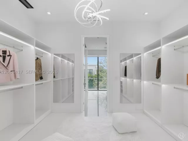 6-bedroom home for rent in Sunny Isles Beach - 299 190th St - MondialRealty