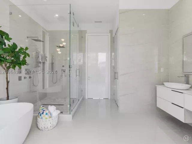 6-bedroom home for rent in Sunny Isles Beach - 299 190th St - MondialRealty