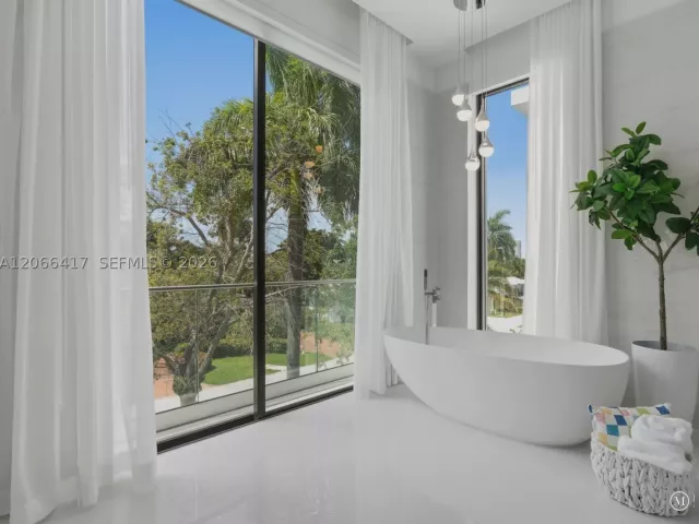 6-bedroom home for rent in Sunny Isles Beach - 299 190th St - MondialRealty