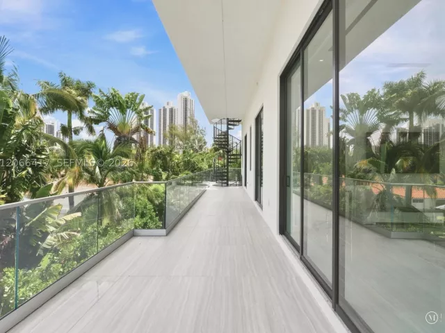 6-bedroom home for rent in Sunny Isles Beach - 299 190th St - MondialRealty
