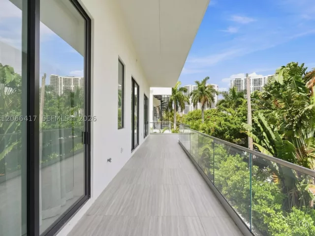 6-bedroom home for rent in Sunny Isles Beach - 299 190th St - MondialRealty