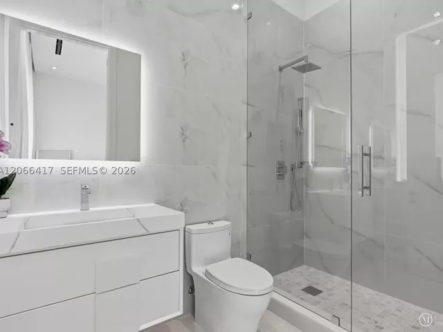 6-bedroom home for rent in Sunny Isles Beach - 299 190th St - MondialRealty