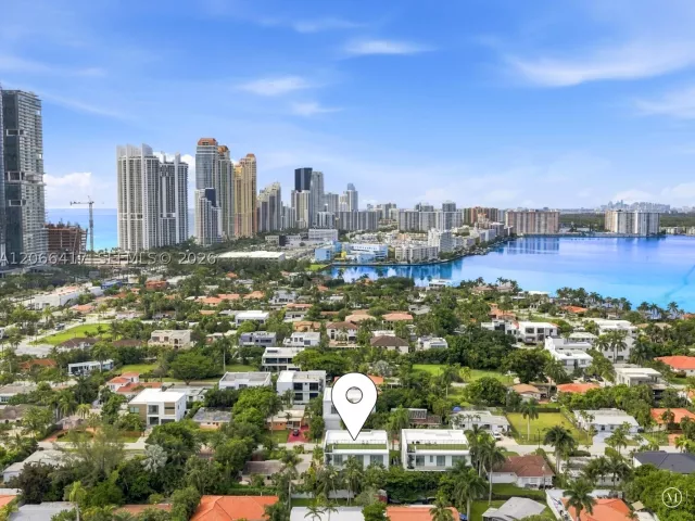 6-bedroom home for rent in Sunny Isles Beach - 299 190th St - MondialRealty