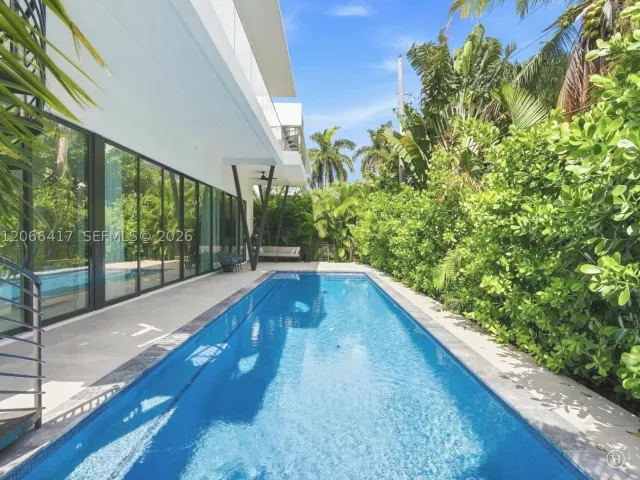 6-bedroom home for rent in Sunny Isles Beach - 299 190th St - MondialRealty