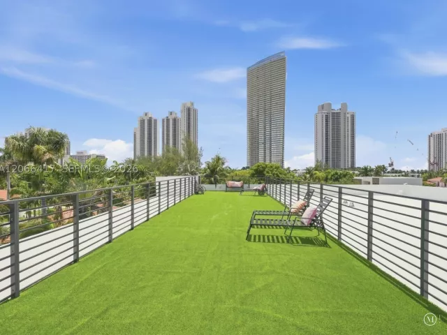 6-bedroom home for rent in Sunny Isles Beach - 299 190th St - MondialRealty