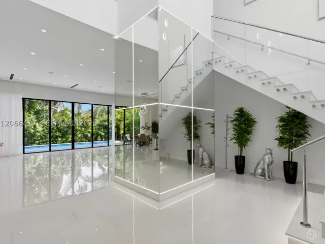 6-bedroom home for rent in Sunny Isles Beach - 299 190th St - MondialRealty