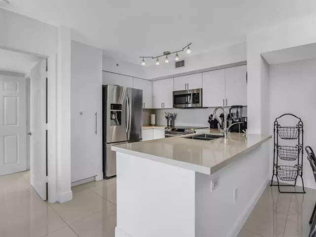 2-bedroom condo for sale in Miami - 1155 BRICKELL BAY Drive 2509 - MondialRealty