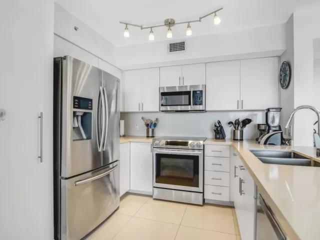 2-bedroom condo for sale in Miami - 1155 BRICKELL BAY Drive 2509 - MondialRealty
