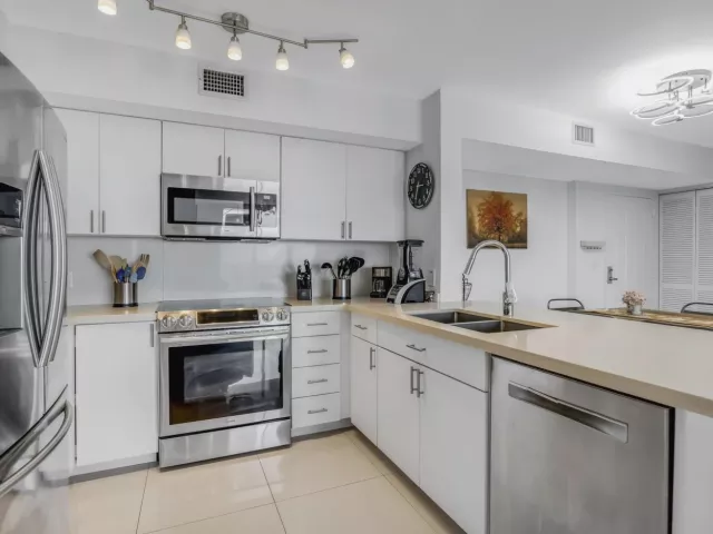 2-bedroom condo for sale in Miami - 1155 BRICKELL BAY Drive 2509 - MondialRealty