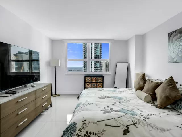 2-bedroom condo for sale in Miami - 1155 BRICKELL BAY Drive 2509 - MondialRealty