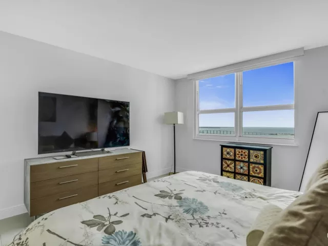 2-bedroom condo for sale in Miami - 1155 BRICKELL BAY Drive 2509 - MondialRealty