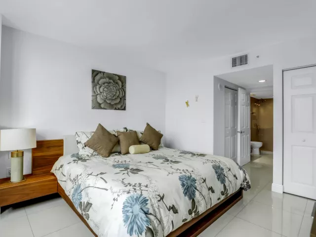 2-bedroom condo for sale in Miami - 1155 BRICKELL BAY Drive 2509 - MondialRealty