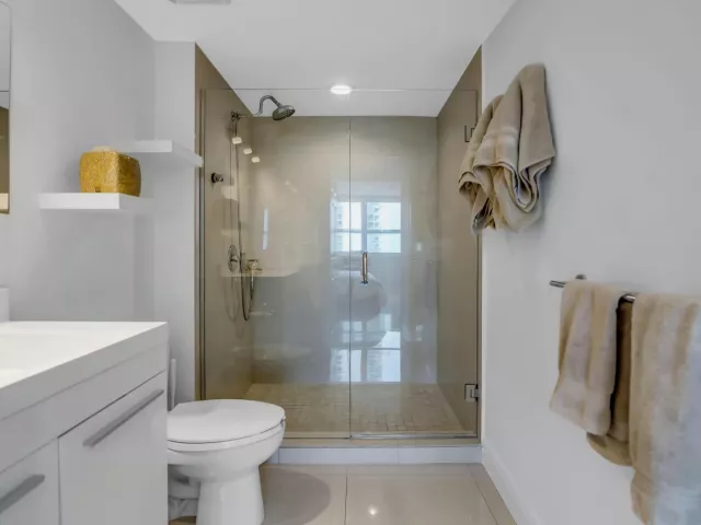 2-bedroom condo for sale in Miami - 1155 BRICKELL BAY Drive 2509 - MondialRealty