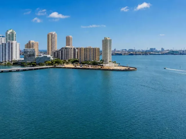 2-bedroom condo for sale in Miami - 1155 BRICKELL BAY Drive 2509 - MondialRealty