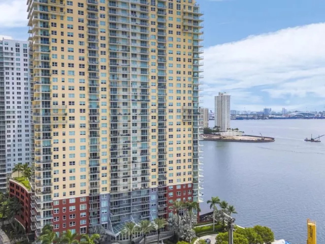 2-bedroom condo for sale in Miami - 1155 BRICKELL BAY Drive 2509 - MondialRealty