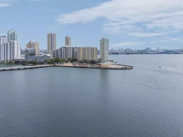 2-bedroom condo for sale in Miami - 1155 BRICKELL BAY Drive 2509 - MondialRealty