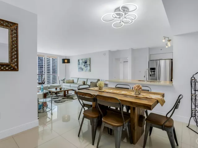 2-bedroom condo for sale in Miami - 1155 BRICKELL BAY Drive 2509 - MondialRealty