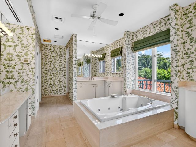 3-bedroom home for sale in West Palm Beach - 5011 S FLAGLER Drive - MondialRealty