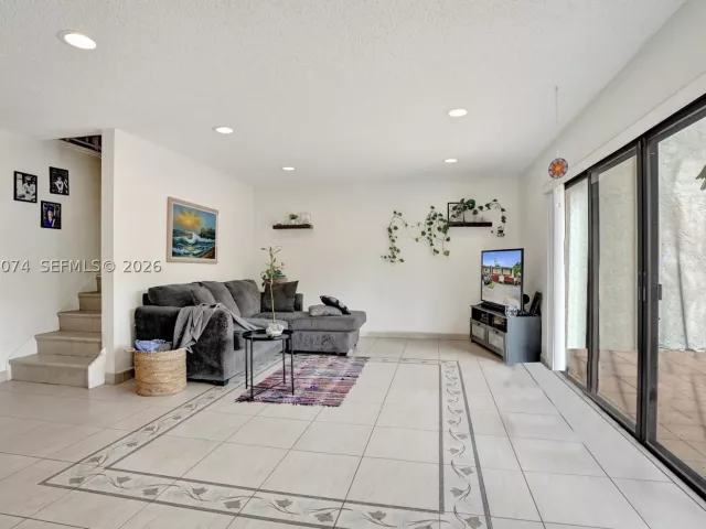 3-bedroom home for sale in Hollywood - 3003 Lakewood Ln - MondialRealty