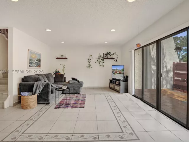3-bedroom home for sale in Hollywood - 3003 Lakewood Ln - MondialRealty