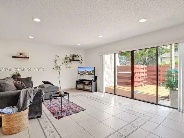 3-bedroom home for sale in Hollywood - 3003 Lakewood Ln - MondialRealty