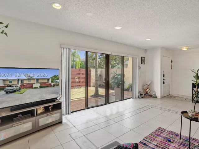 3-bedroom home for sale in Hollywood - 3003 Lakewood Ln - MondialRealty