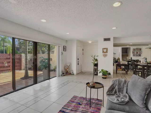 3-bedroom home for sale in Hollywood - 3003 Lakewood Ln - MondialRealty
