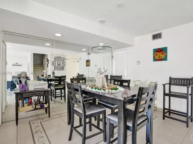 3-bedroom home for sale in Hollywood - 3003 Lakewood Ln - MondialRealty