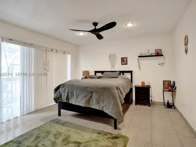 3-bedroom home for sale in Hollywood - 3003 Lakewood Ln - MondialRealty