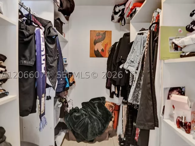 3-bedroom home for sale in Hollywood - 3003 Lakewood Ln - MondialRealty