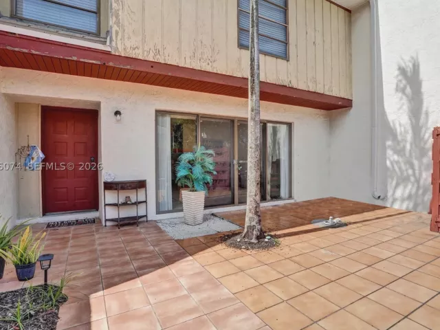 3-bedroom home for sale in Hollywood - 3003 Lakewood Ln - MondialRealty