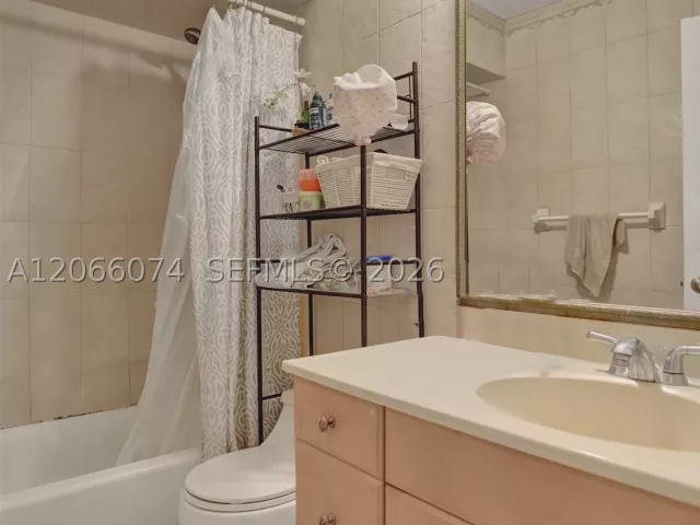 3-bedroom home for sale in Hollywood - 3003 Lakewood Ln - MondialRealty